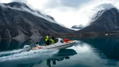 fyord ve bir teknede insanlar