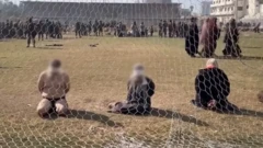 Para tahanan Gaza terlihat mengenakan penutup mata dan sebagian ditelanjangi hingga hanya menggunakan pakaian dalam dalam sebuah video yang diunggah secara daring oleh seorang tentara IDF