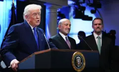 Tổng thống Mỹ Donald Trump và Đại diện Thương mại Mỹ Jamieson Greer (phải) – người chỉ đạo cuộc điều tra thương mại đối với Việt Nam – tại một cuộc họp báo ở Nhà Trắng tháng 2/2026