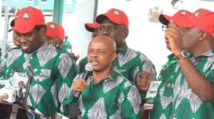 Aworan ẹgbẹ oṣiṣẹ 