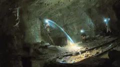 Foto de uma grande câmara de uma mina subterrânea, com paredes rochosas, piso úmido e um fluxo de água espirrando da rocha, com várias pessoas com lanternas