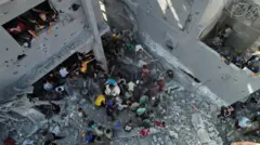 فلسطينيون يحاولون البحث عن ناجين تحت الأنقاض