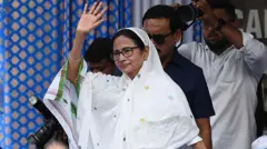 ईद के दौरान एक इफ़्तार पार्टी में ममता बनर्जी