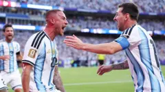 Arjantinli futbolcu Alexis Mac Allister, Lionel Messi ile birlikte gol sevincini yaşıyor.