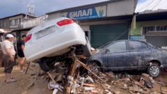 Сел автоунаалардан бери агызып, кичи автобустардын кап ортосуна чейин каптады