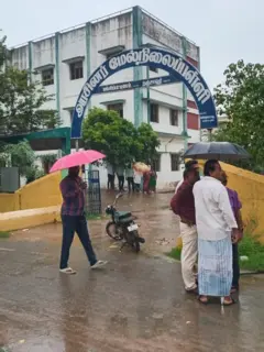 தஞ்சை: பள்ளி வளாகத்துக்குள் கொல்லப்பட்ட ஆசிரியை - பின்னணி என்ன?