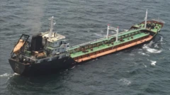 러시아를 떠나고 있는 가득 찬 유조선