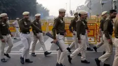 सोमवारी (10 नोव्हेंबर) लाल किल्ल्याजवळ झालेल्या स्फोटानंतर घटनास्थळी सामान्य लोकांसाठी वाहतूक बंद करण्यात आली आहे.