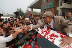 কারাগার থেকে বেরিয়ে নেতাকর্মীদের সাথে শুভেচ্ছা বিনিময় করছেন মির্জা ফখরুল
