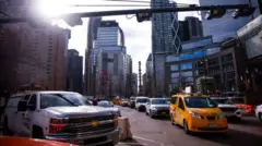 سيارات كثيرة تسير في شوارع نيويورك
