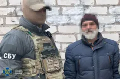 Військовий і цивільній чоловік з заблюреними обличчями 