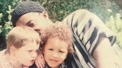 Hadeya Okeafor, com seu pai e o irmão no centro