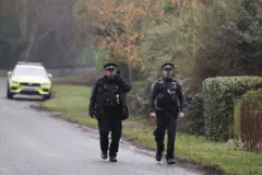 Policiais patrulham a região ao redor da fazenda Wood, onde Andrew Mountbatten-Windsor foi preso