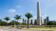 Fotografia colorida mostra o Obelisco aos Heróis de 32, monumento no Parque Ibirapuera, em São Paulo