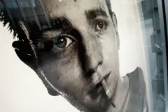 Ewan McGregor com um cigarro na boca