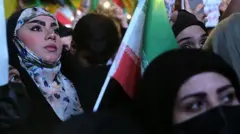 तेहरान में अमेरिका और इसराइल विरोधी प्रदर्शन में हिस्सा लेते लोग (तस्वीर: 21 अप्रैल 2026)