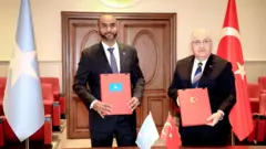 የሶማሊያ እና የቱርክ የመከላከያ ሚኒስትሮች (አብዲካዲር ሞሐመድ ኑር እና ያሳር ጉለር)