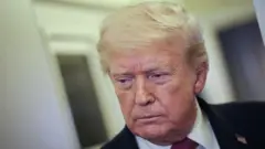 トランプ氏の頭部のアップ。ダークスーツを着ている