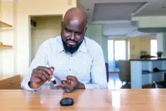 Un homme vérifie son taux d'insuline