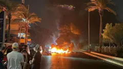 Hizbullah destekçileri, 27 Haziran 2026’da ABD, İsrail ve Lübnan arasında imzalanan üçlü anlaşmayı protesto etmek için Beyrut’un güney banliyölerinde eski havaalanı yolunu yanan lastiklerle kapattı.