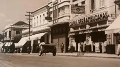 Imagem em sépia mostra foto antiga de uma loja das Casas Pernambucanas