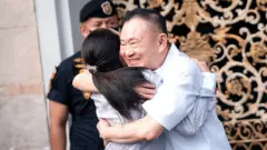 Thaksin hugs his daughter upon being released from prison