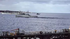 Buques de la fuerza naval británica en la isla Ascensión durante una escala en el trayecto de regreso tras la Guerra de Malvinas/Falklands en 1982.