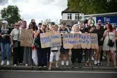 ઇપિંગમાં એક હોટલમાં રાજ્યાશ્રય માંગનારાઓને રાખવામાં આવ્યા હતા. જ્યાં ગત અઠવાડિયે શ્રેણીબદ્ધ દેખાવો થયા હતા.