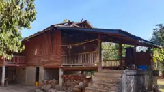 ကော့ကရိတ်မြို့အနီး ကော့နွဲကျေးရွာမှာ ပြီးခဲ့တဲ့ရက်ပိုင်းအတွင်း စစ်ကောင်စီလက်နက်ကြီးထိလို့လူနေအိမ်အဆောက်အအုံများပျက်စီးမှု။ 