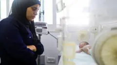 صورة أرشيفية لأحد الأطفال الخدج الذين نقلوا من جباليا إلى مدينة غزة بسبب العمليات العسكرية الإسرائيلية