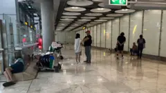 Pessoas em corredor do aeroporto