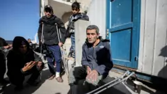 فلسطينيون خرجوا من مستشفى كمال عدوان شمال غزة بعد أن داهمت القوات الإسرائيلية المستشفى، 28 ديسمبر/ كانون أول 2024