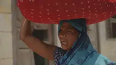 வெப்ப அலை: கொளுத்தும் வெயிலில் அன்றாடப் பிழைப்புக்காக வாடும் பெண்ணின் நிலை என்ன?