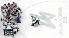 Сборная Финляндии делает селфи после победы