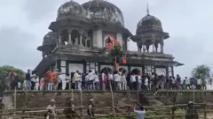 फतेहपुर में मक़बरे पर विवाद 