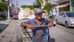 Elias empurrando carrinho com reciclagem pelas ruassite de prognosticos futebolGuarulhos