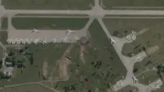 Imagem de satélite mostra aeronaves militares, algumas destruídas, na base aérea de Belaya em 4 de junho
