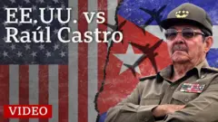 Raúl Castro con traje militar y gorra sobre un fondo en el que se combinan la bandera de Estados Unidos y la de Cuba