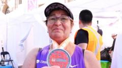"Llegué última pero me siento ganadora": la inspiradora historia de Ely, la mujer de 64 años que soñaba con correr una maratón y la terminó en más de 7 horas