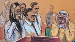 Le croquis réalisé dans la salle d'audience montre Sean Combs, à droite, semblant se tenir la tête entre les mains tandis qu'il observe une femme vêtue d'une veste blanche, un mouchoir contre le visage, debout derrière un pupitre. Un homme en chemise et cravate est dessiné à côté d'elle et plusieurs personnes sont esquissées à l'arrière-plan.