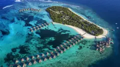 Foto aérea do resort de luxo Six Senses Laamu, em uma ilha particular nas Maldivas