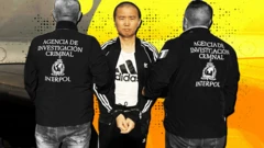 Egy szerkesztett képen Zhang Zhidong látható bilincsben, egy repülőgép előtt. Sötét szabadidőruhát és fehér Adidas felsőt visel. A kamerával szemben áll, míg a két oldalán álló rendőrtisztek a kamerának háttal láthatók. A kép hátterén sárga árnyékolás van.