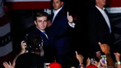 ドナルド・トランプ前大統領の選挙集会で群衆に手を振る三男のバロン氏