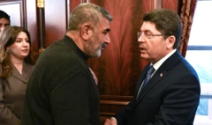 Rojin Kabaiş'in babası ve bakan kapının girişinde merhabalaşıyor.