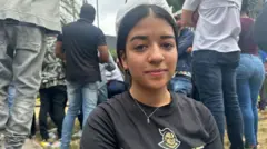Shailyn Peña delante de los escombros. 