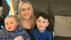 Beth McDermott et ses deux enfants : Corey, âgé de sept mois, et Sonny, six ans.