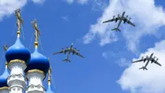 Três Tu-95 voando sobre Moscou