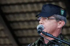 Mário Fernandes discursando, de farda, no microfone