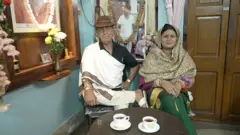 অরুণ কুমার দত্ত ও তার স্ত্রীর সিলিকনের মূর্তির সামনে প্রতিদিন সকালে নিয়ম করে চা পরিবেশন করেন পরিবারের সদস্যরা।