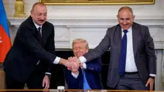 Donald Trump em um aperto de mãos conjunto com o presidente do Azerbaijão, Ilham Aliyev, e o primeiro-ministro da Armênia, Nikol Pashinyan, na Casa Branca, em 8 de agosto de 2025